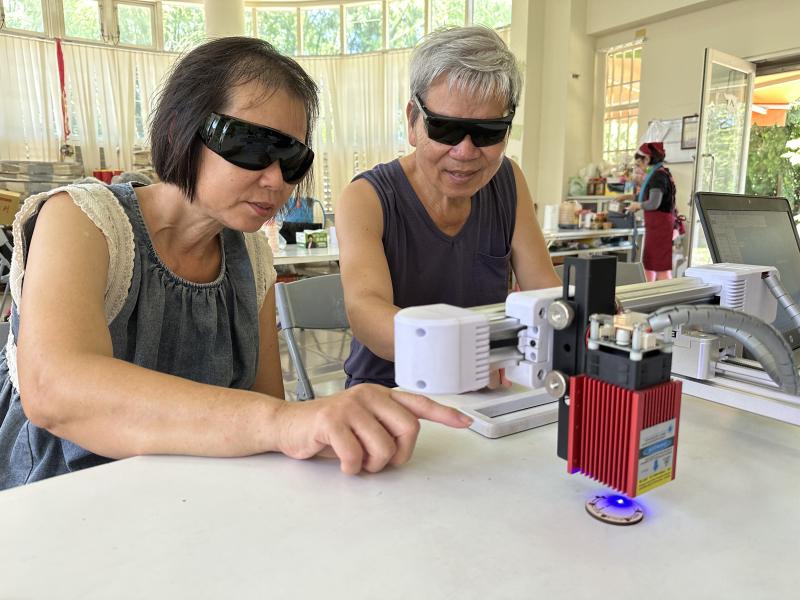 龍安DOC銀髮學員學習利用廢材製作雷雕圖案作品