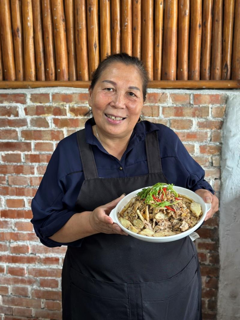 重新煮起媽媽以前做的 Qucimit,手撕柴魚配味噌生薑,用豬油炒得香味四溢,讓我回到童年的味道,也分享給大家品嚐。