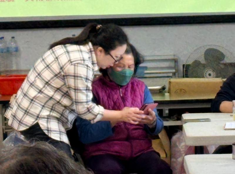 協助長者進行APP設定