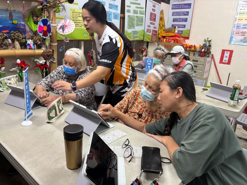 數位小幫手們在課程中協助長者使用平板畫圖