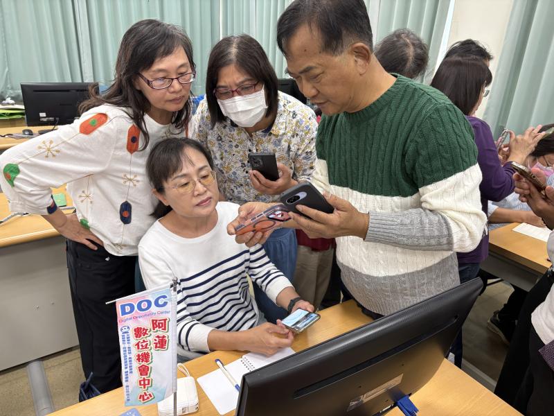 <p>上課地點: 阿蓮數位機會中心</p>

<p>上課內容: 影像藝術剪輯課</p>

<p>老師耐心地講解影像拍攝及剪輯的技巧，從構圖到光線運用都細心說明，學員們全神貫注聆聽</p>