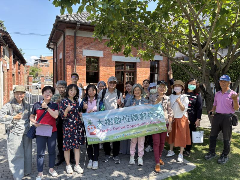 <p>上課地點: 大樹數位機會中心</p>

<p>上課內容: 影像拍攝剪輯</p>

<p>老師帶領學員們到鳳梨工場取景外拍，就像戶外教學一樣，大家難掩興奮之情，一起開心的合照！</p>