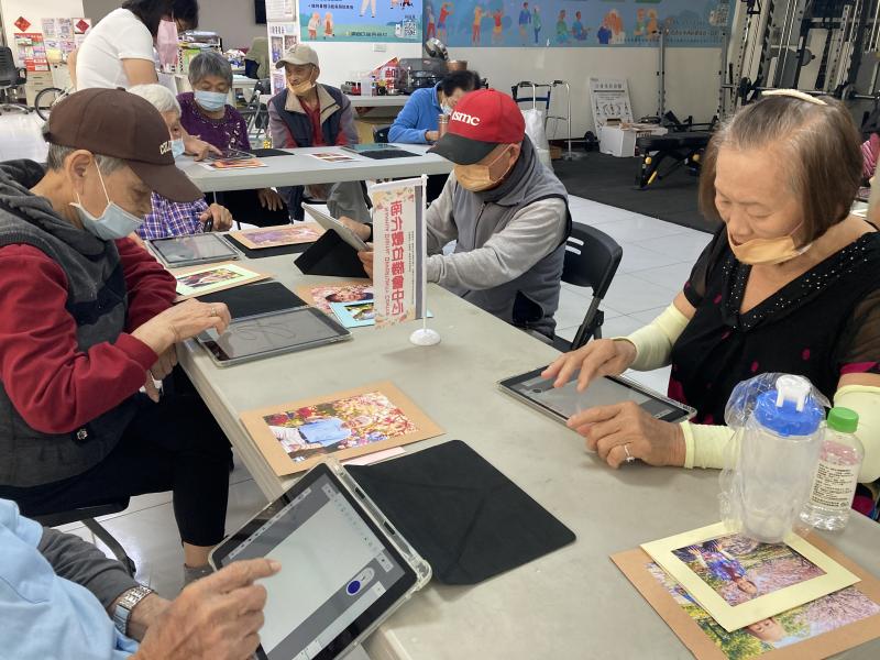 <p>上課地點:南化社區發展協會<br />
課程名稱:平板圖像創作班<br />
上課內容:高齡的阿公阿嬤們第一次接觸到平板，覺得新奇。</p>