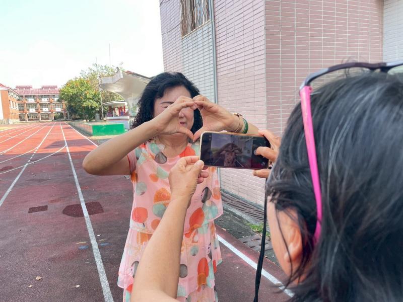 學員在鏡頭前比出愛心手勢，體驗趣味的手機拍攝。