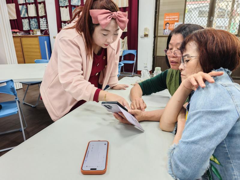<p>在老師帶領下，中高齡學員踏入AI影像生成的世界，從不熟悉科技到能親手創作在地文化故事。透過簡單操作與耐心指導，將家鄉記憶轉化為生動影像，不僅提升數位能力，也找回自信與成就感，讓文化傳承更有溫度。</p>