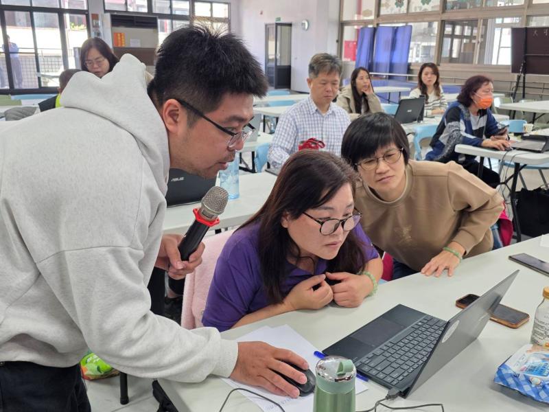 <p>在生成式AI實戰課中，學生從發想到提案完整演練，學會運用AI快速產出內容與優化企劃。透過實作與討論，不僅提升創意思維與表達能力，也強化問題解決技巧，讓每個點子都能轉化為具體成果，學習收穫滿滿。</p>
