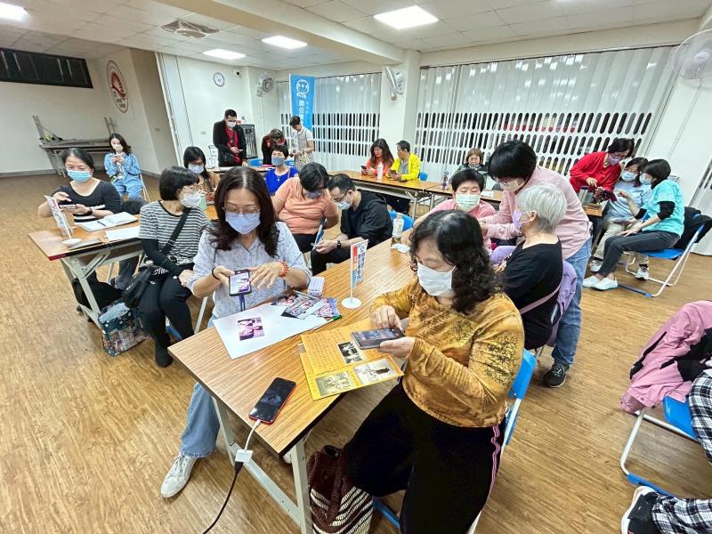 學員一起按講師說明學習操作