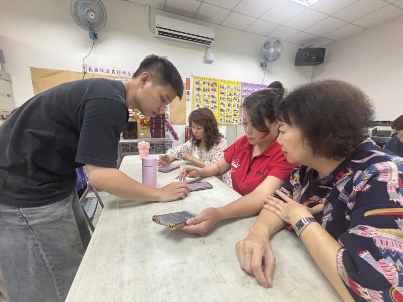 <p>結合手機基礎操作與防詐知識，透過實務演練與圖文教學，讓長者能立即應用於生活中。學員在互動中建立信心，學會辨識風險、保護個資與避免詐騙，並透過AI工具製作防詐圖文，帶回社區與親朋好友分享，逐步形成在地數位防護網，提升整體數位安全意識。</p>
