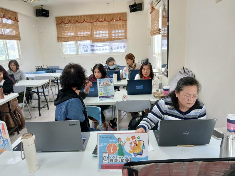 今天「AI數位好幫手」是里壠分校婦女專班課程，從認識AI的基本概念開始，讓大家了解AI是如何融入日常生活，從資訊搜尋到內容生成，逐步打開對科技的想像。