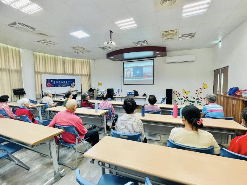 視訊連線專業藥師，傳授實用用藥知識。長輩專注聆聽、踴躍發問，智慧守護自身健康。