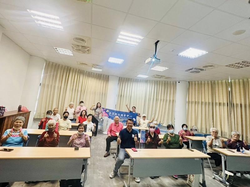 課後大合照電力滿滿！長輩們開心比讚，展現活到老學到老的年輕活力與滿滿成就感。