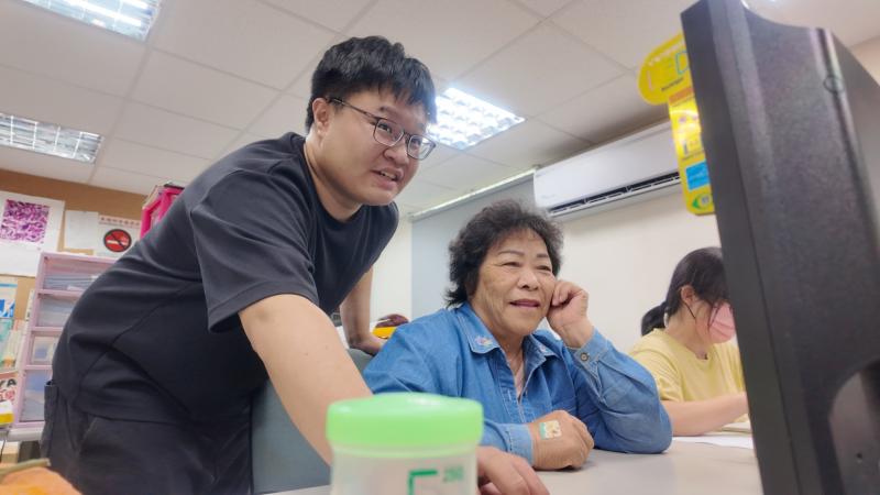 <p>透過手機攝影實務教學，我們帶領學員深入在地生活，學習構圖與光影運用技巧。課程不僅是技術操作，更鼓勵學員捕捉產品的細節與情感，將平凡素材轉化為具備行銷潛力的敘事影像。透過親手捕捉家鄉產業的動人瞬間，學員不僅能提升影像觀察力，更成功培養出屬於自己的美感表達，將在地文化之美透過鏡頭精準傳遞。</p>