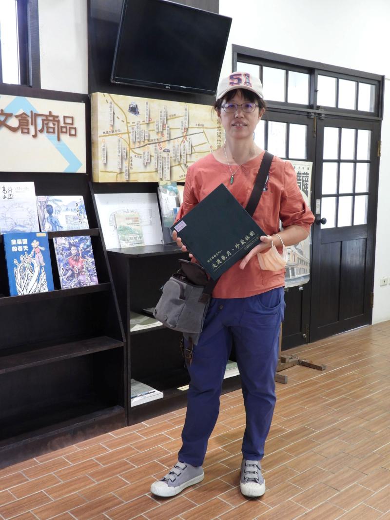 林麗鈴跟林園圖書館暨數位機會中心，美好的淵源是從〝走過歲月，珍愛林園〞第一本老照片開始.....。