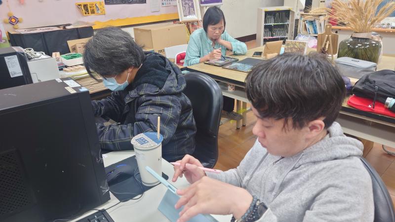 課堂中,沈靜於繪圖中