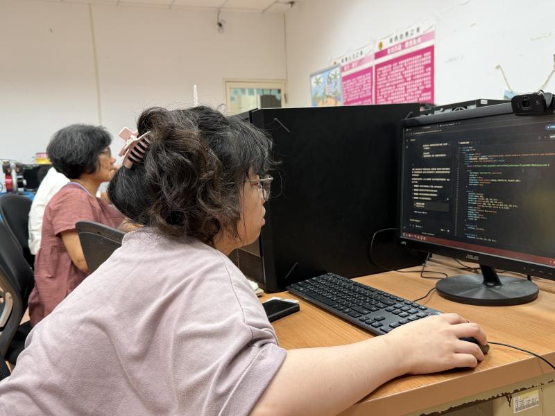<p>學員中隱藏資訊高手，與民眾從指令開始，再自行從程式中調整最佳型態。</p>