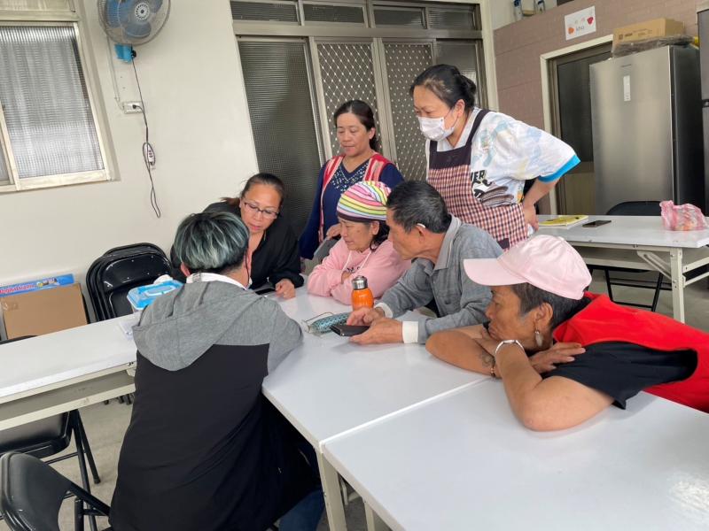 講師分享手機內假訊息的通知，讓長者分辨政府及其他電話公司等代碼，遠離不實資訊。