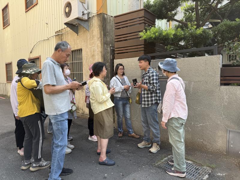 攝影課程外拍過程中,老師細心指導拍攝技巧。