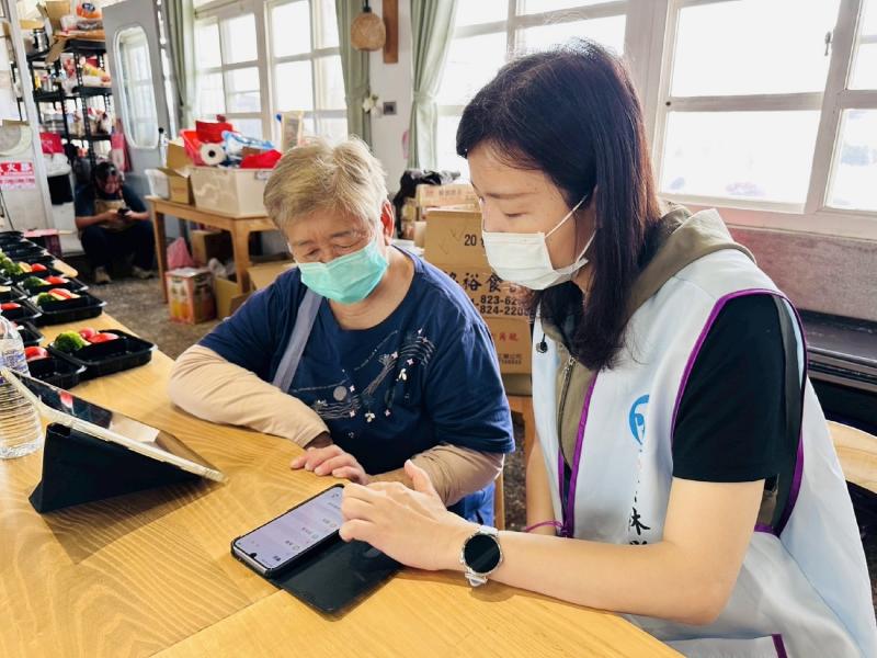 <p style="text-align:justify;"><font face="微軟正黑體, STHeiti, simhei, Arial"><span style="letter-spacing:1px;">口湖DOC行動諮詢走入社區，關懷長輩3C使用困境，先傾聽再協助，提升在地長輩數位能力與生活便利性。</span></font></p>
