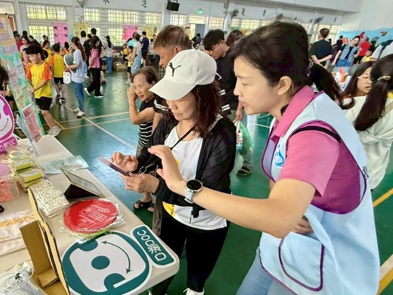 <p>口湖DOC於下崙國小校慶園遊會設攤數位推廣，現場提供民眾參與數位抽獎活動，同時介紹最新課程資訊，吸引許多家長與來賓熱情參與！</p><p><br /></p><p>另外也特別進行「手機防護與管理工具」操作說明，協助家長了解如何掌握孩子的手機使用狀況，提升數位安全意識，一起守護孩子的網路使用環境!</p>