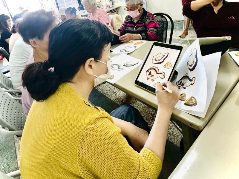 <p>長輩變身數位小畫家，跟著老師的操作數位繪圖輕鬆學，平板畫一畫創意大爆發，畫出屬於自己的風格的口湖地方特色。</p>