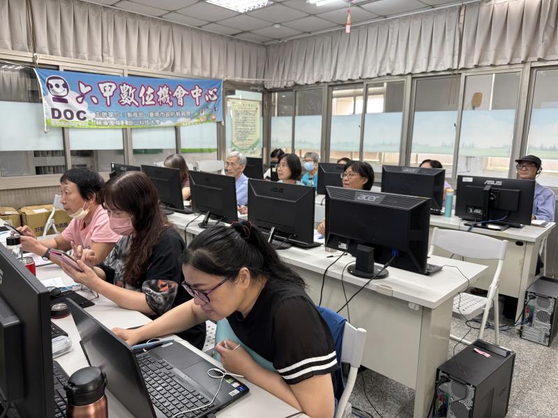 學員認真聽老師教學，課程內容有趣又能有所收穫。