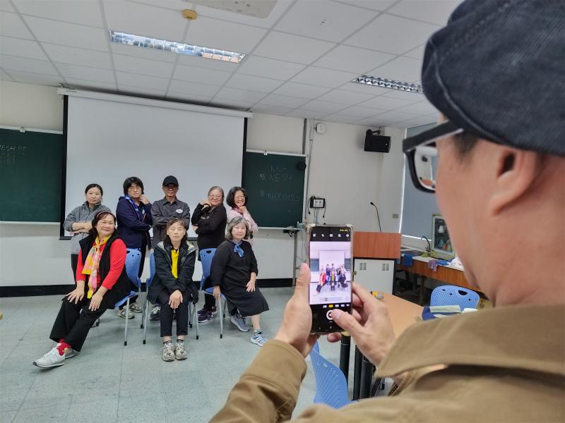 <p>在鏡頭前無論幾歲，大家都會瞬間回到那個我的少女時代，將最完美的微笑角度給秀出來。</p>
