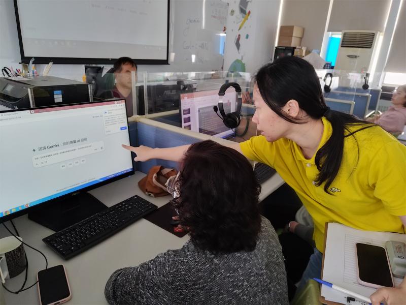 樂齡跨越科技門檻，DOC一對一引導長輩體驗AI智慧生活-封面照