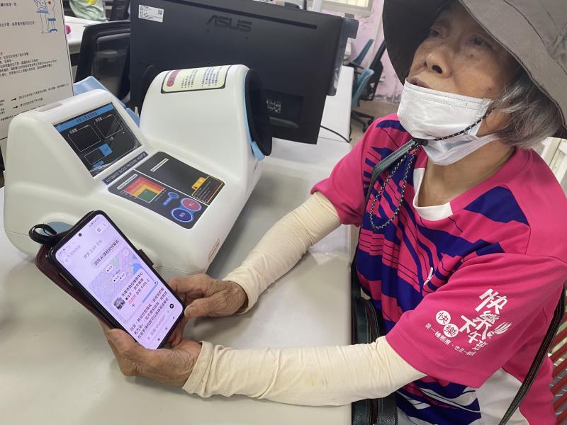 在對話過程中,ChatGPT建議她可以到花蓮市數位機會中心進一步了解AI是什麼。
