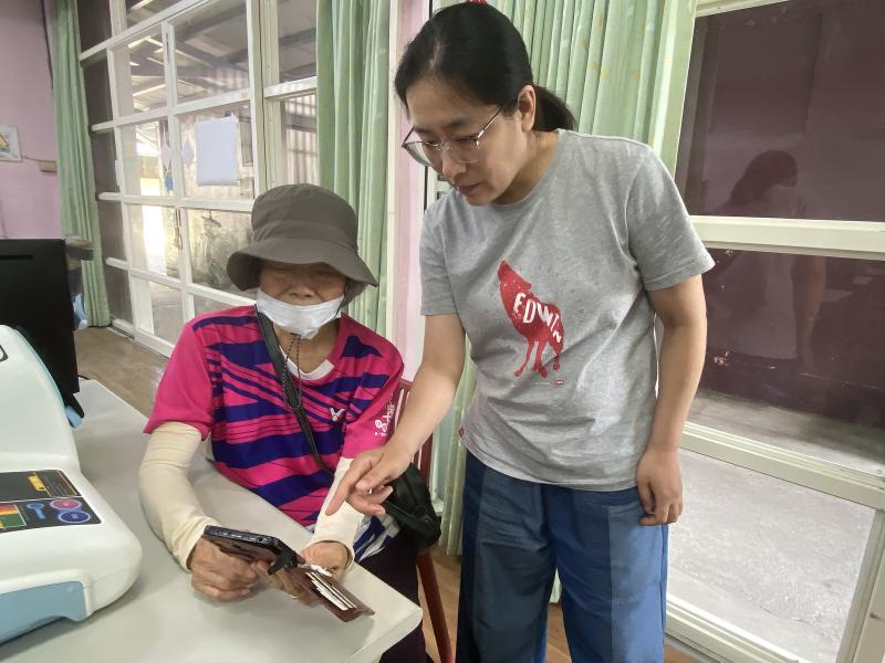最讓阿芳感動的是,諮詢中老師不斷強調「學習沒有年齡限制」。即使過去不熟悉科技,只要願意開始,每個人都能透過AI提升生活便利與學習能力。