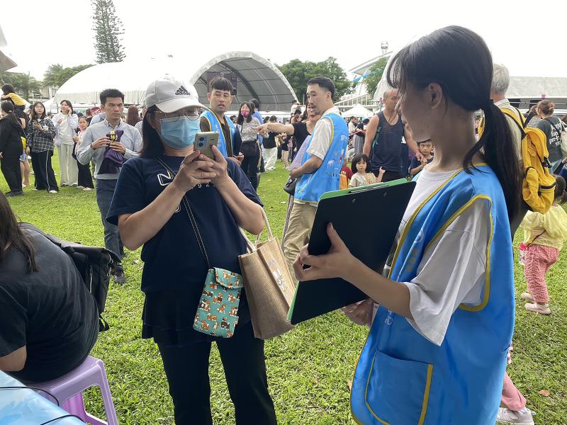 有些長輩不太熟悉LINE操作,我就一步一步陪著他們完成,看到他們成功加入好友時,我也很有成就感。