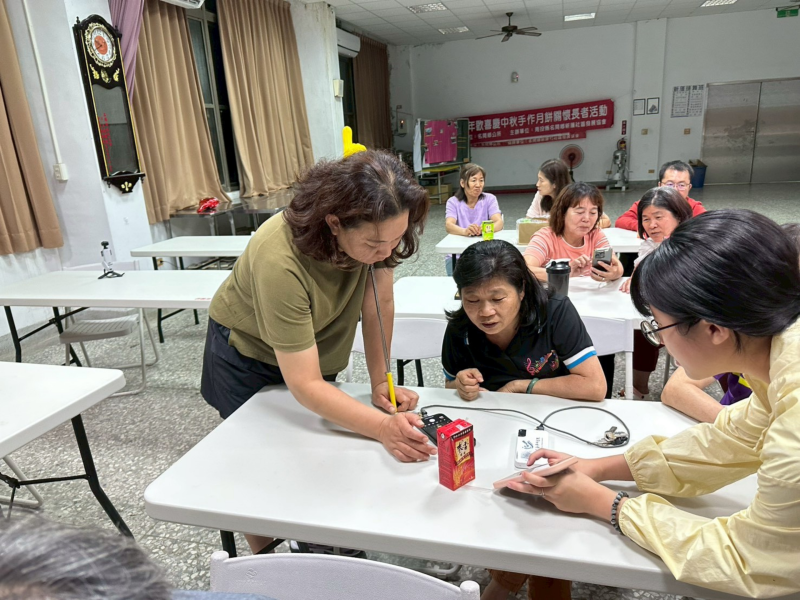 教導長輩、居民操作手機