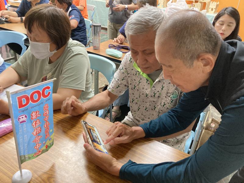 <p>林園數位機會中心辦理擴增實境課程，在老師分享完課程後，看到學員間彼此互相交流，分享操作細節與步驟，協助其他學員一起完成數位學習。</p>