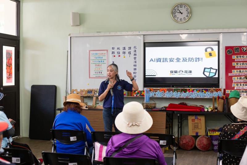 現在很多人都會拿AI來幫忙寫報告、找資料、做簡報,但你知道怎麼做才安全嗎? 為了讓大家在享受科技便利的同時,也能保護好自己的隱私,宜花數位機會中心在課程開始前都會進行AI資訊的相關宣導活動,建立學員的資安防範觀念。AI讓我們的生活和工作更方便,但不能完全取代專業的判斷。提醒大家在使用AI時,不要上傳個人資料,例如身分證、地址、機密文件等,有可能會被AI外流,淪為詐騙集團的訊息來源。