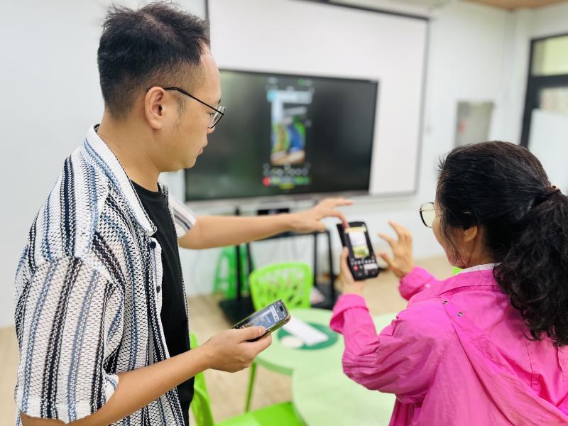 <p>老師分享如何匯入影片，進行後製剪輯，學員跟著操作，發現不會的步驟，可以詢問老師，順利完成影片剪輯。</p>