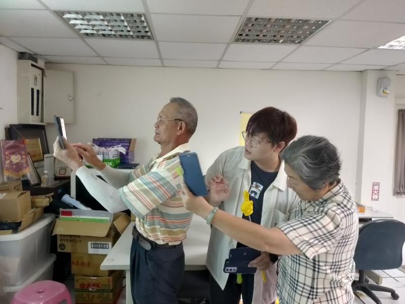 <p>新民DOC開設「數位行銷新勢力－LINE OA打造在地產業互動圈」課程，吸引許多銀髮族參與。長輩從不熟悉手機操作，到學會建立 LINE 官方帳號、發送訊息與推廣在地產品，在講師陪伴下有一位70幾歲「水電老師傅」也成功建立專屬官方帳號，也讓在地產業看見新的行銷可能。</p>