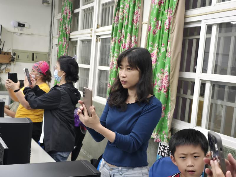 老師教學員練習設定及拍攝技巧。