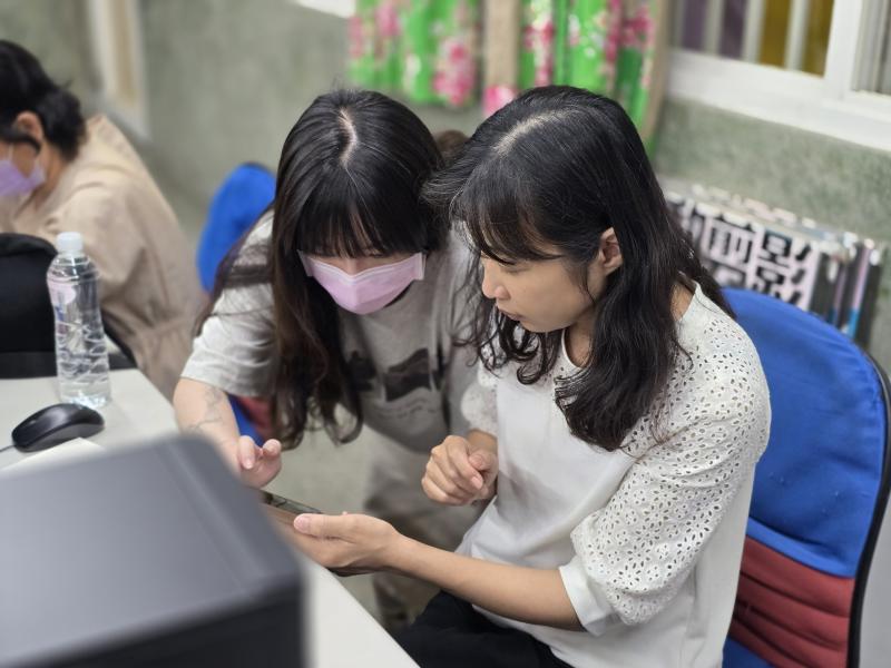 和其他學員討論上課操作步驟。