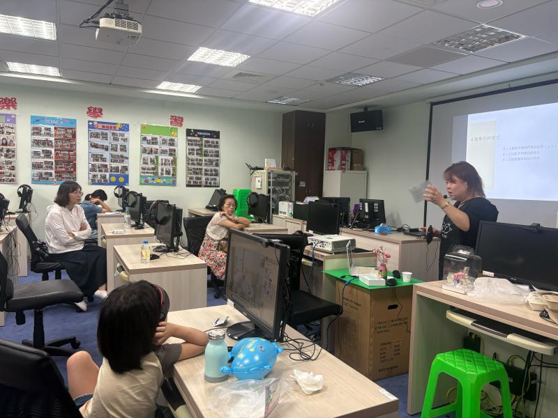 學員參與包裝設計課程,學習版面排列與商品包裝技巧,為退休生活增添新的創意與方向。