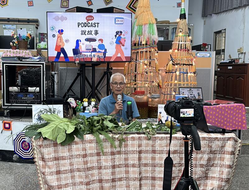 <p>玉里數位機會中心5月29日於達谷寮文健站運用Podcast紀錄與長者聊聊生活中野菜的事。</p>