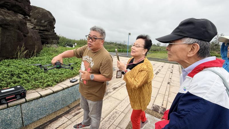 老師教導學員空拍機使用方式
