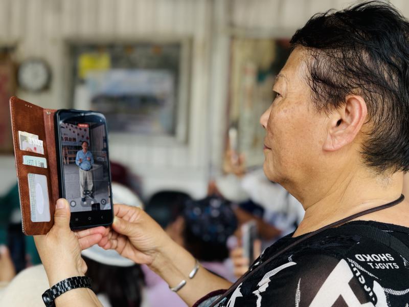 <p>生態系志工培訓課程規劃了短影音紀錄應用，學員透過手機拍攝工廠村村長的訪談分享，你分享我拍攝，社區志工立馬化身為社區紀錄小幫手。<br /><br /></p>