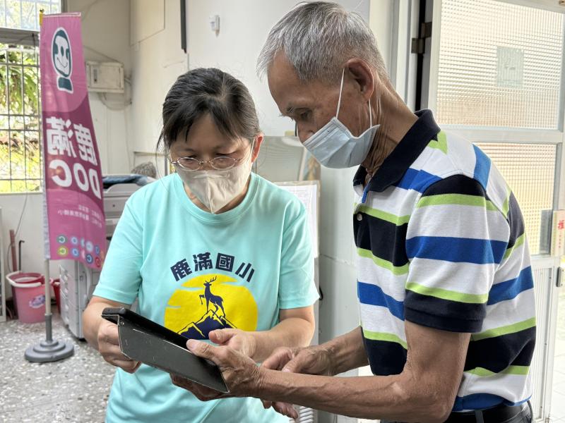 <p>80歲高齡長輩主動到ＤＯＣ教室諮詢社群媒體宣傳，他想透過數位工具推廣自家種植的沉香產品，ＤＯＣ執秘除了協助她功能操作外，也宣導數位防詐資訊，留意網路詐騙如假買家、詐騙連結等，讓長者在學習新科技的同時，也能保護自己。</p>