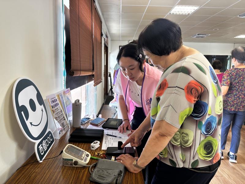 不只資安宣導,行動諮詢時也有協助長輩下載手機App、LINE更新,甚至有長輩想使用手機學習英文,還有練習用AI生成自己想要的圖片。歡迎西螺社區預約行動諮詢服務!聯絡電話:05-5874175 劉小姐