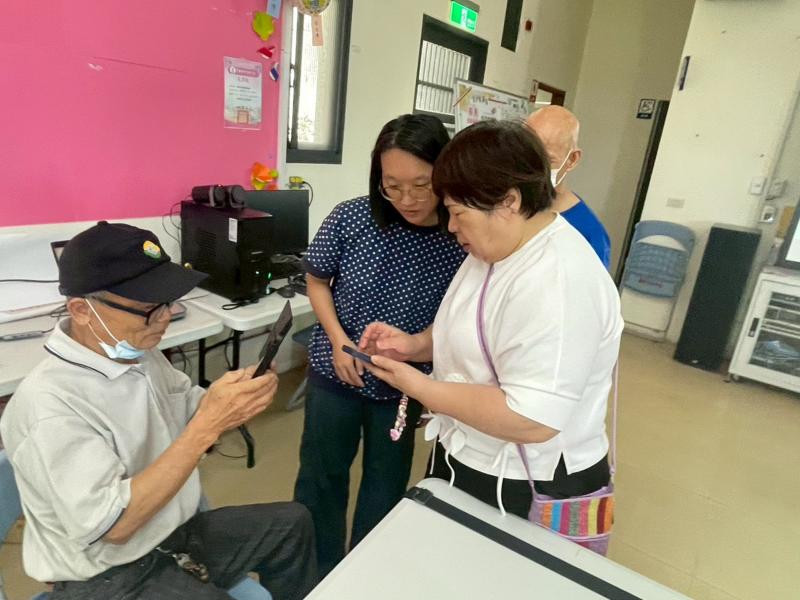 吉安數位機中心學員徐瑜虹在課堂中與講師討論數位工具的用法。
