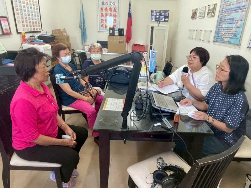 學員徐瑜虹練習並熟悉Podcast操作,在她的協助及引導其他長者不再畏懼數位工具。