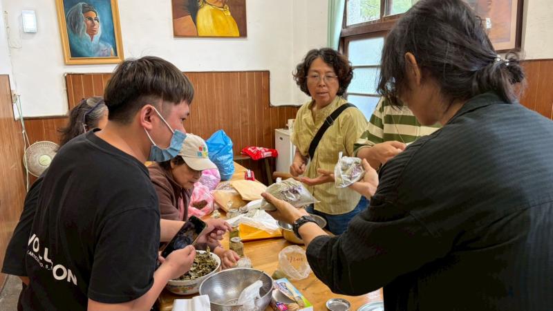 透過戶外植物採集,過程除了歷經烹煮、蔭乾,最後再到磨細粉,成為線香的原物料。