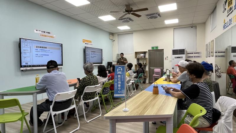 <p>花蓮市DOC辦理行動支付便利通課程，教導學員註冊行動支付工具，並實際操作線上點餐付款。</p>