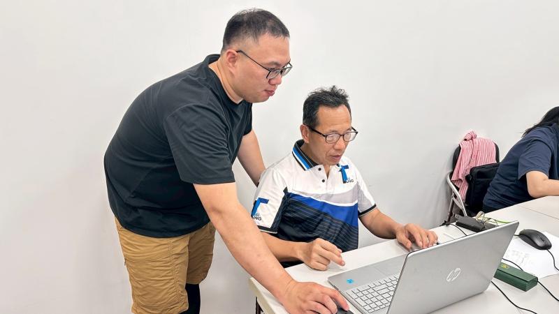 專業講師現場指導學員操作高階筆記型電腦，深入學習3D建模軟體的各項核心技巧與實務應用運用