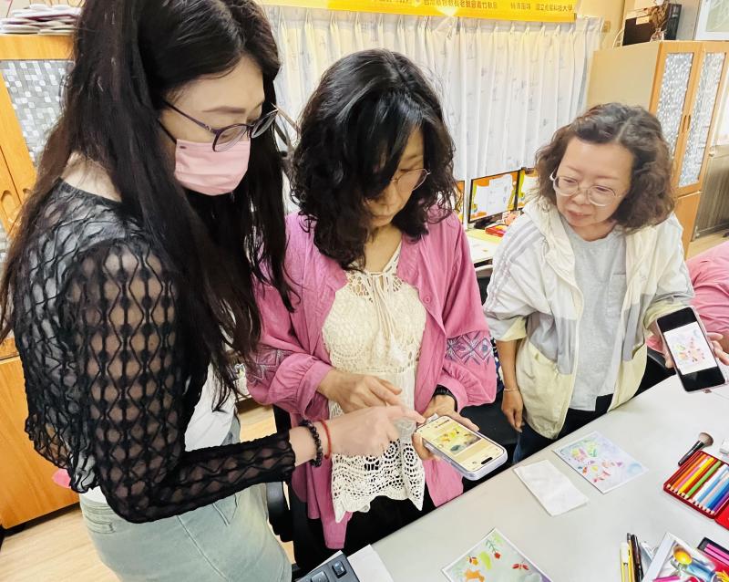 <p>講師耐心引導學員運用手機拍攝自己的作品，從構圖、對焦到光線調整，一步步示範。學員們透過實際練習，學會如何使用手機記錄創作成果，也逐漸建立對使用數位工具的信心。透過這樣的教學過程，不僅提升了數位應用能力，也增進了學習互動與成就感，讓每位學員都能將美好的創作完整保存與分享。</p>