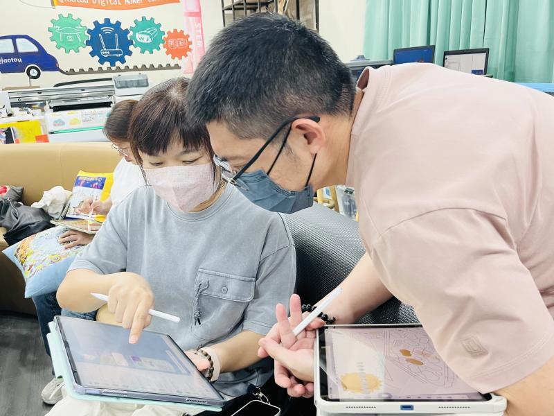 <p>在講師的協助下，橋頭DOC學員體驗平板繪圖的樂趣。課程中透過簡單易懂的操作方式，學習使用觸控筆及手指在平板上進行點繪創作，認識色彩搭配技巧。藉由這次課程，學員提出練習電繪常遇到的問題，老師耐心引導學員一步步解決問題，學員受益良多。</p>